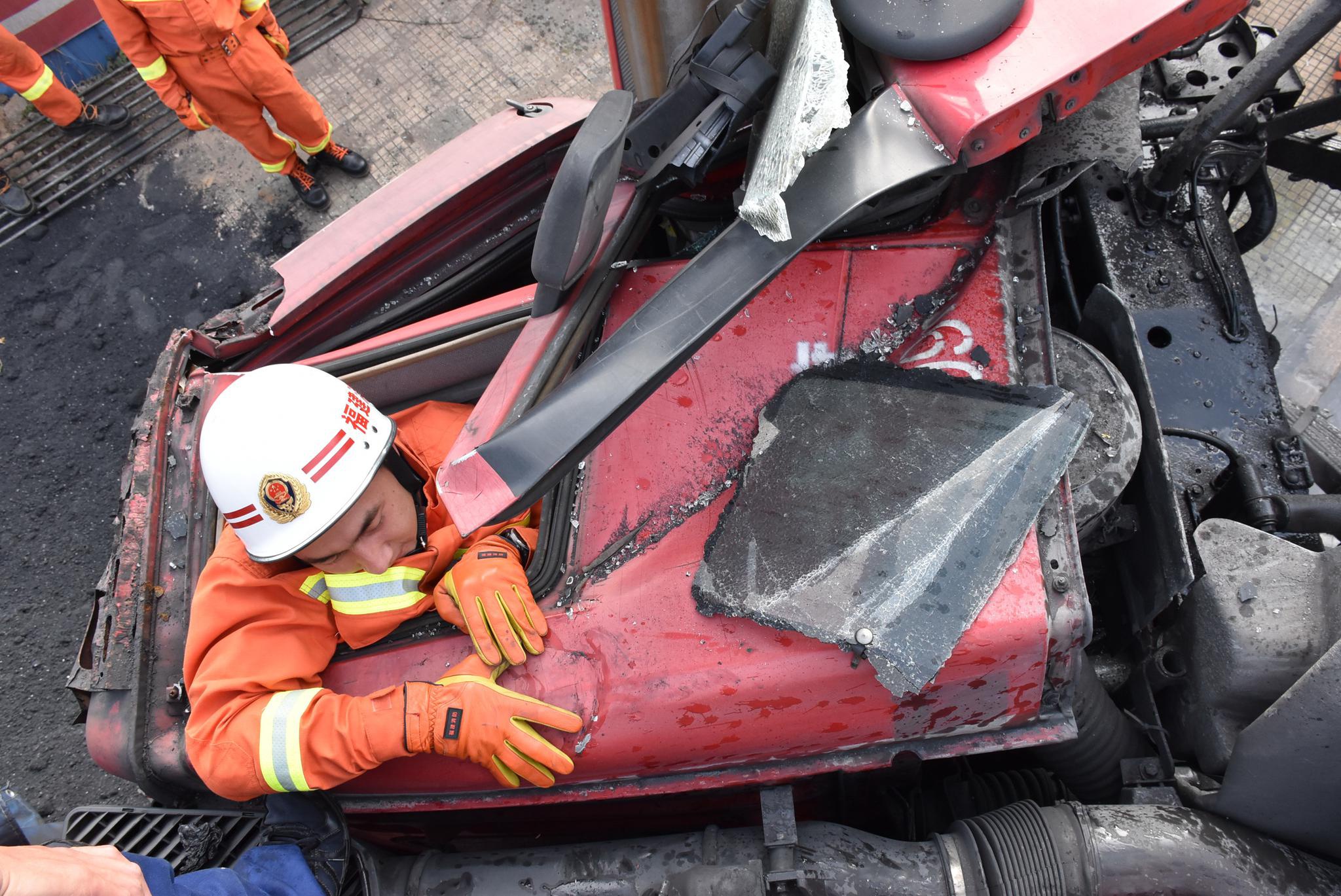 三明运煤车车速过快发生侧翻消防救出一人