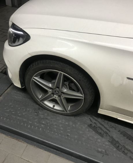 奔驰被集体投诉轮胎无故鼓包爆裂众车主齐呼必须召回