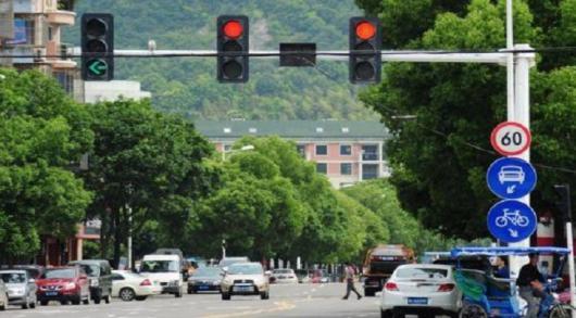 过十字路口时,右转可以无视红灯?交警:你几个月的驾校白读了