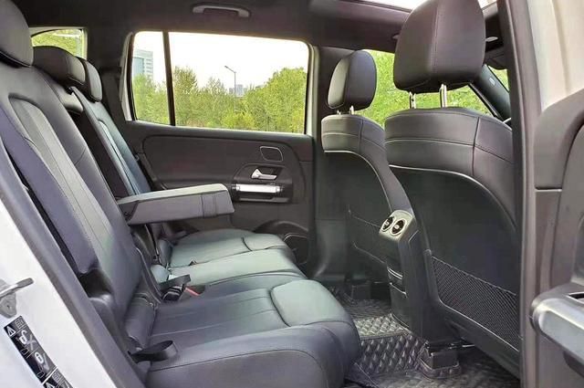 实拍:奔驰glb低至24万,配7座设计,这内饰也太豪华了!