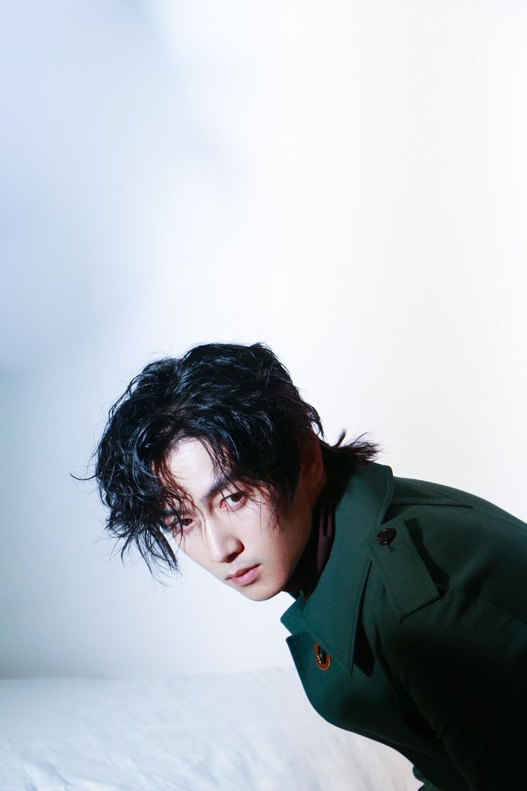 陈晓为新剧预热,卷发造型变身贵族公子哥,黑西装红格纹领抢眼