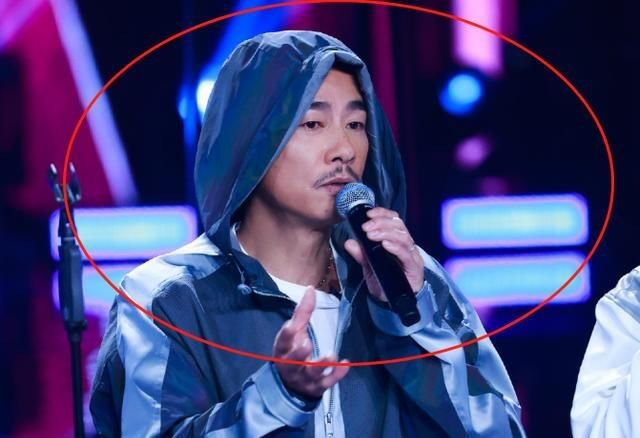 陈小春录节目与王源同框,留胡子老了好几岁,第一眼还真没认出来