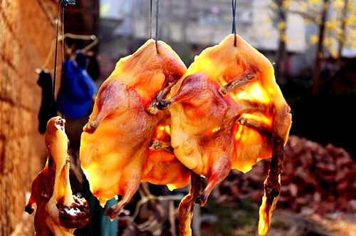 南雄腊鸭又称板鸭,造型美观,鸭皮白中透黄,油尾丰满,皮薄肉嫩,肉红味