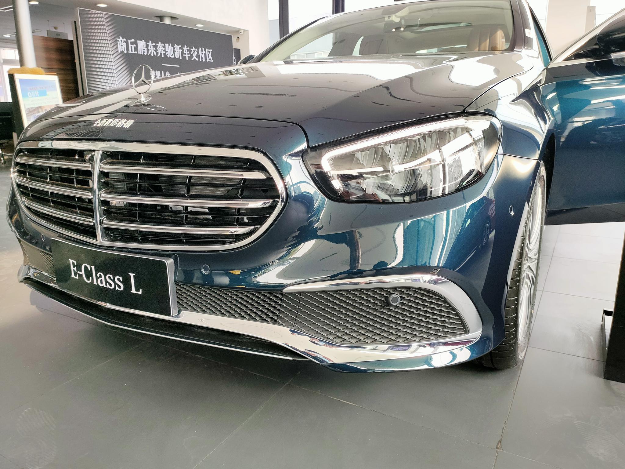 奔驰s级新小弟新款e级长轴距版实拍松石绿车漆最为特别