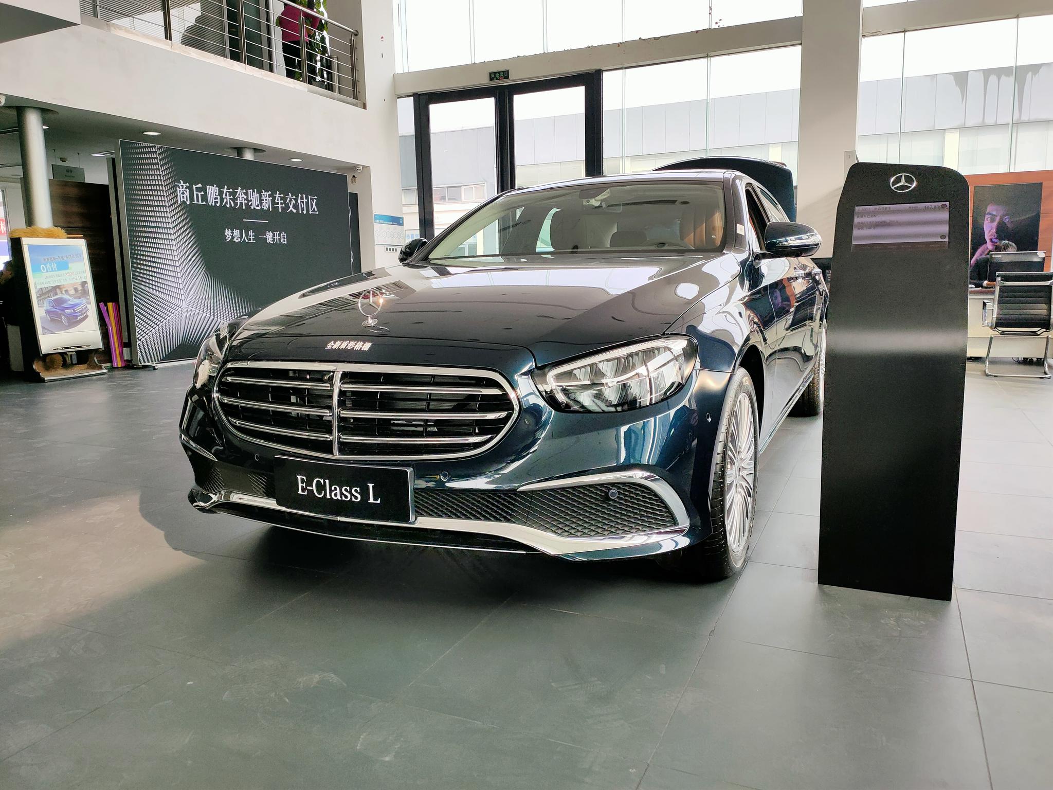 文中的这台实拍车是奔驰e级2021款 e 300 l 时尚型,该车采用了是松石