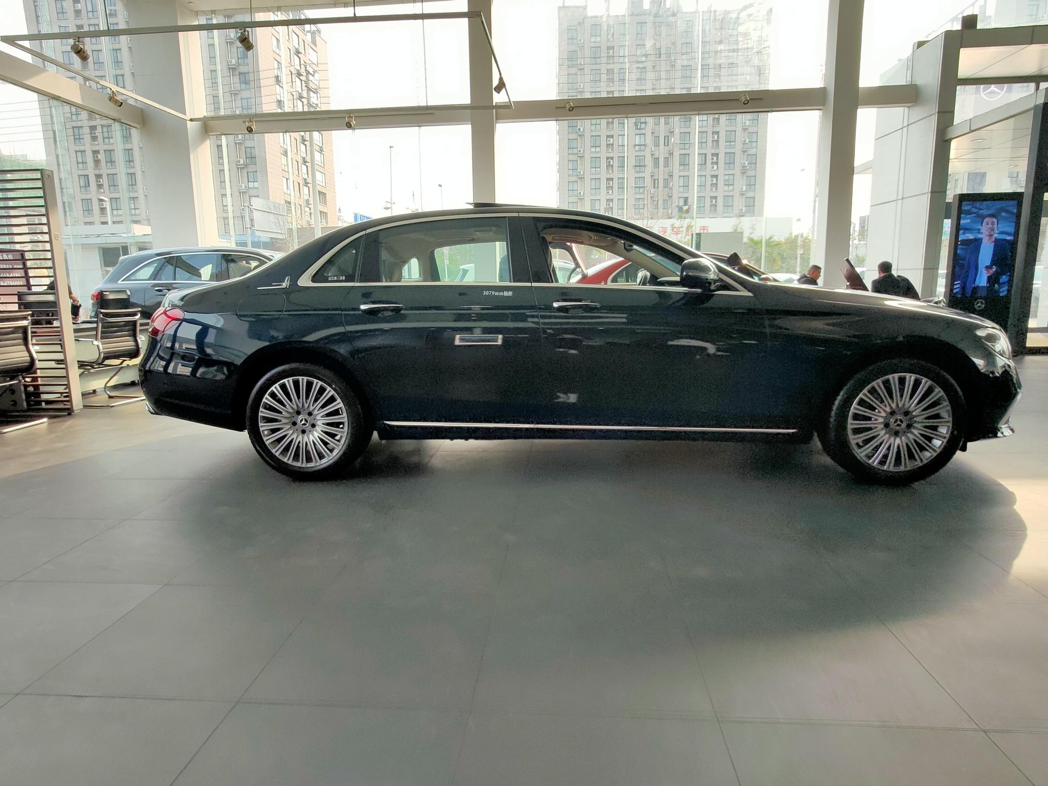 奔驰s级新小弟新款e级长轴距版实拍松石绿车漆最为特别