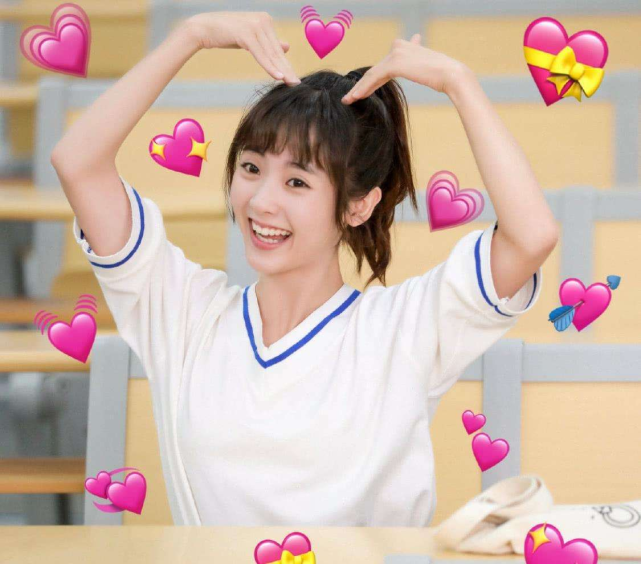 26岁邢菲因假发片掉落上热搜演戏没让她红起来走个红毯就火了