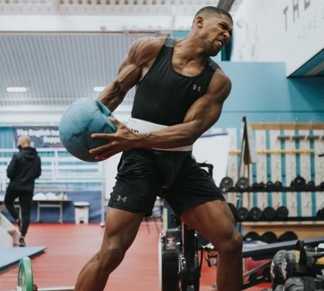 重量级拳王约书亚每天锻炼14个小时内容披露强度难以想象