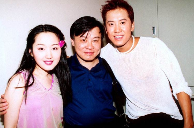 毛宁隐藏多年的妻子曝光,在其成名前已经结婚,如今非常的幸福!