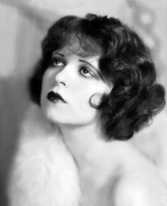 而石头姐原本要出演的角色就是好莱坞第一个性感女神克拉拉·鲍,不少