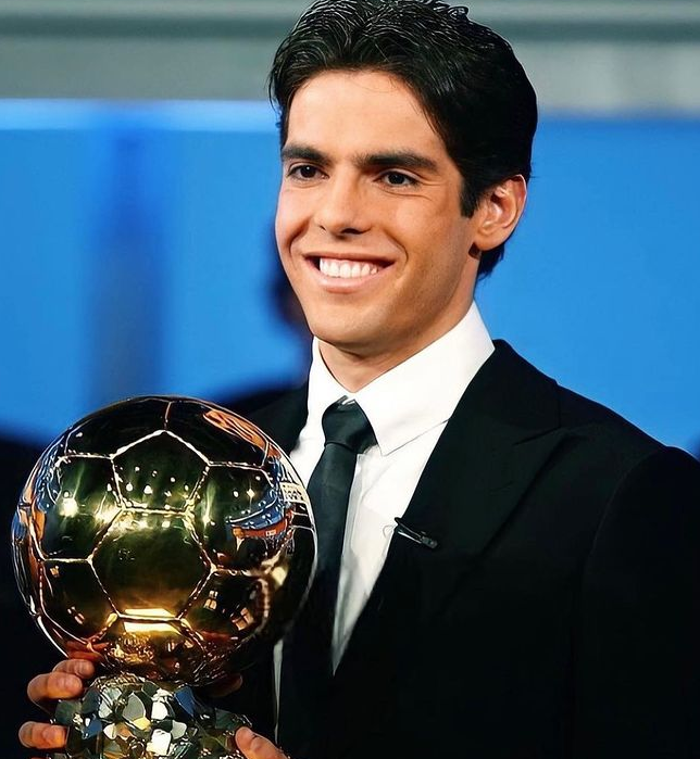 卡卡发图纪念07年的今天获得金球奖|卡卡|金球奖|ac米兰_新浪新闻