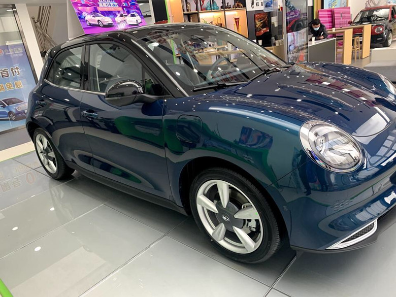 欧拉好猫到店复古可爱外观有保时捷的神韵配智联屏还有长续航