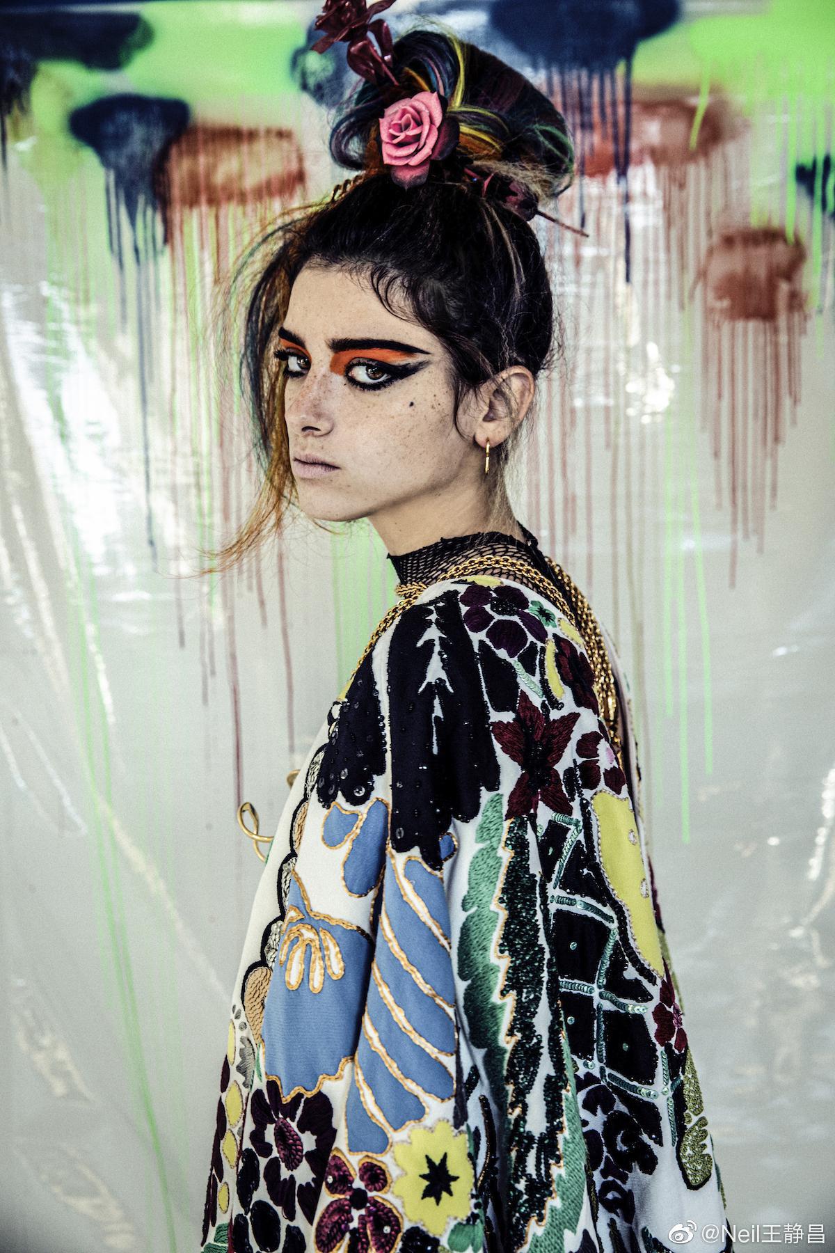 tiktok上很红的博主dixie damelio登上《v》