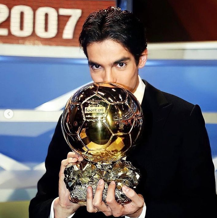 忆往昔!卡卡发图纪念07年的今天获得金球奖