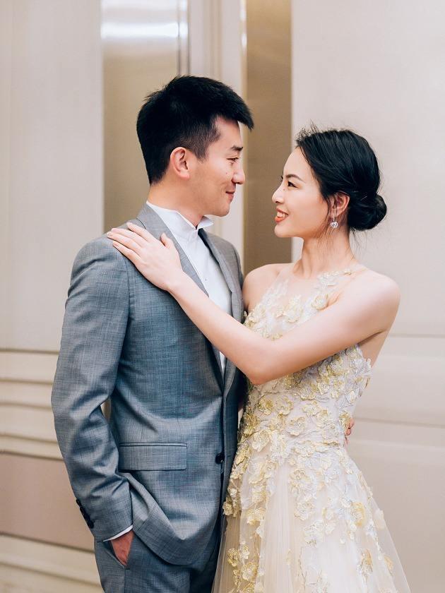 吴敏霞在2017年嫁给老公张效诚,并于2018年生下一个女儿,一家三口过得