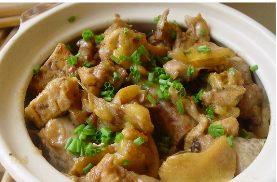 鲜香美味,软绵入味,葱油芋头鸡,营养丰富,汁浓肉嫩,超级下饭