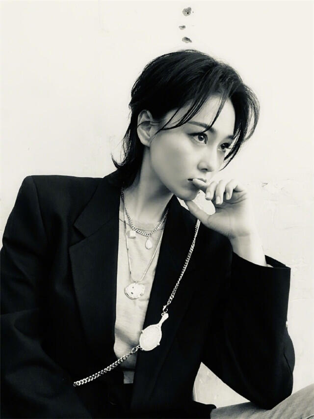 张馨予晒自拍照,短发英气十足