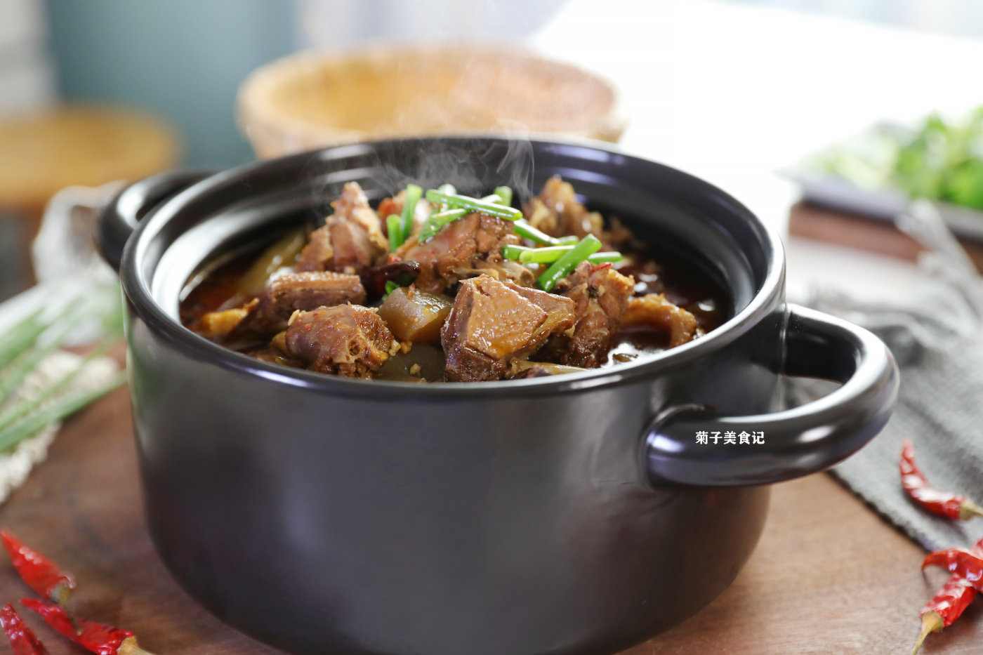 正文     最后一步就是起锅装盘啦,把高压锅里的魔芋啤酒鸭装入砂锅中