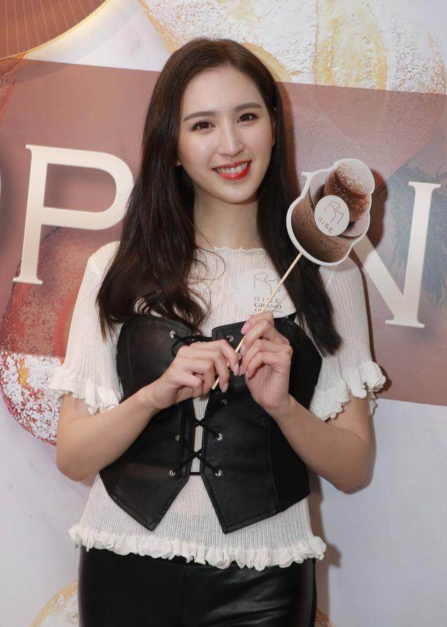 她原本富家小姐,家中突遭变故破产,如今认81岁富商做干爹