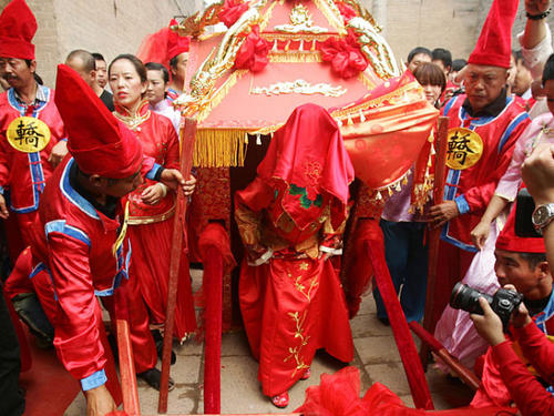 古代结婚称为"嫁娶",礼节繁复讲究,离婚更不只是一纸休书的事