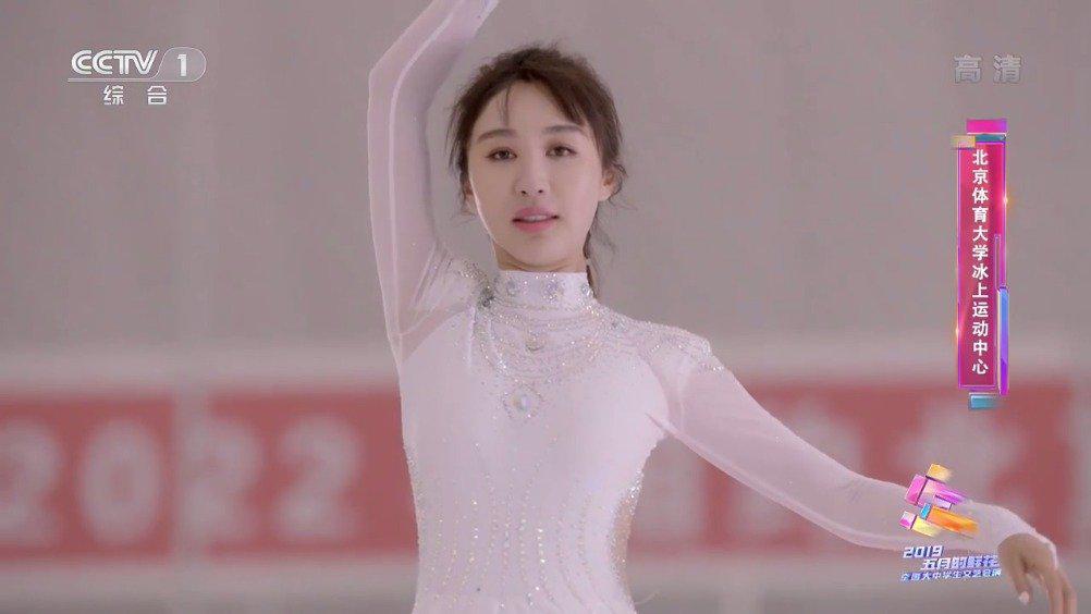 去年,李菲儿搭档国家花滑运动员张昊表演冰雪节目《茉莉花》