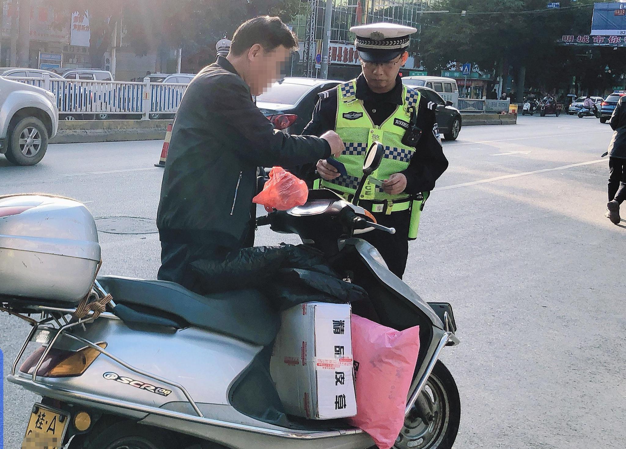 南宁市宾阳交警开展冬季交通整治行动 2天查处各类违法近300起