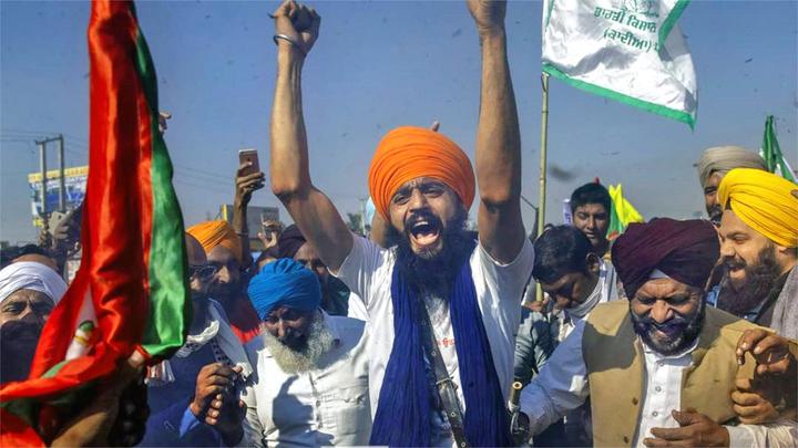 印度农民抗议示威首都新德里被人潮攻入警察动手也拦不住