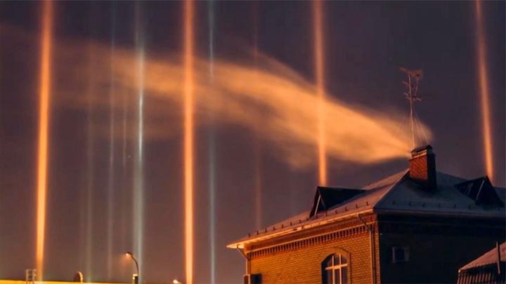 俄罗斯夜空出现绝美奇景光柱直通云霄宛如外星人降临