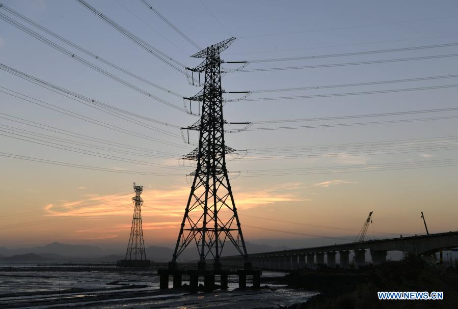 Photo taken on Dec. 2, 2020 shows the Meizhou Bay cross-sea bridge of the Fuzhou-Xiamen high-speed railway in southeast China's Fujian Province. The 14.7-km-long bridge is part of the province's Fuzhou-Xiamen high-speed railway, the first cross-sea high-speed railway in China, which is expected to be put into operation in 2022. (Xinhua/Wei Peiquan)