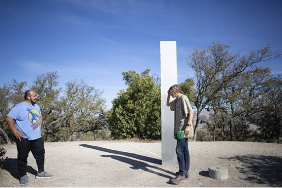 12月2日,加州阿塔斯卡德罗的一个松林山上,有人发现突然出现了一根