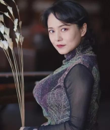 这位美人名叫武晔,中戏毕业,别名媚娘