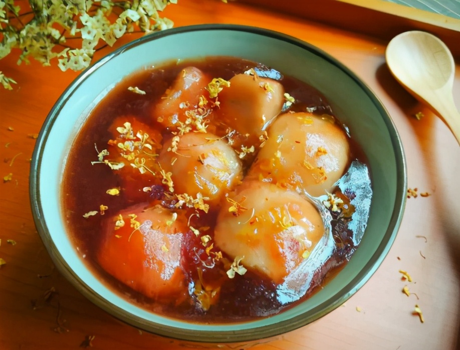 入冬了,每天吃点芋艿特养人,水里一煮软糯香甜,老人小孩皆宜吃