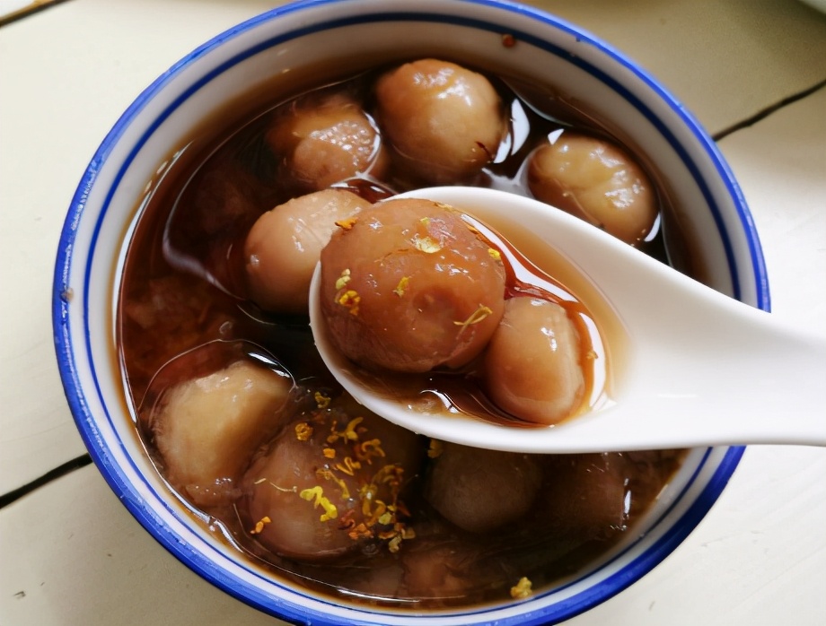 入冬了,每天吃点芋艿特养人,水里一煮软糯香甜,老人小孩皆宜吃