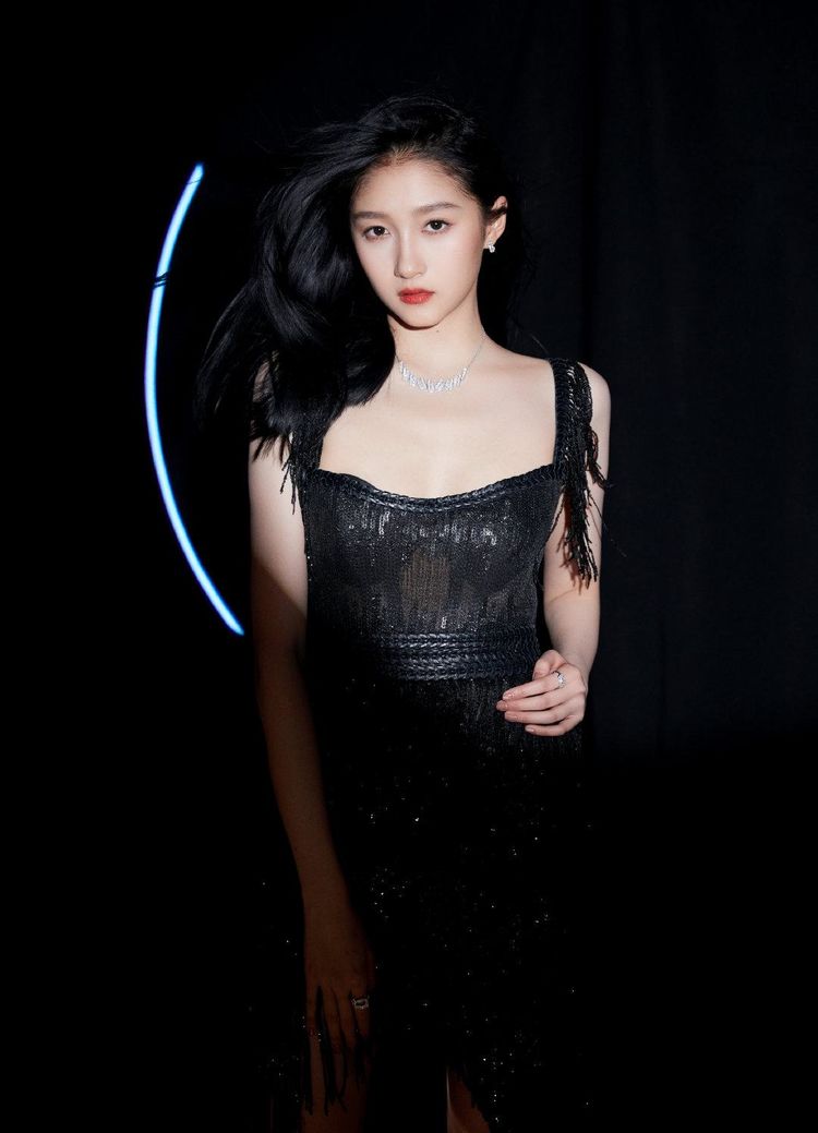 关晓彤碎花刺绣长裙秀轻熟,却被网友喊话换造型师,还是另一套好