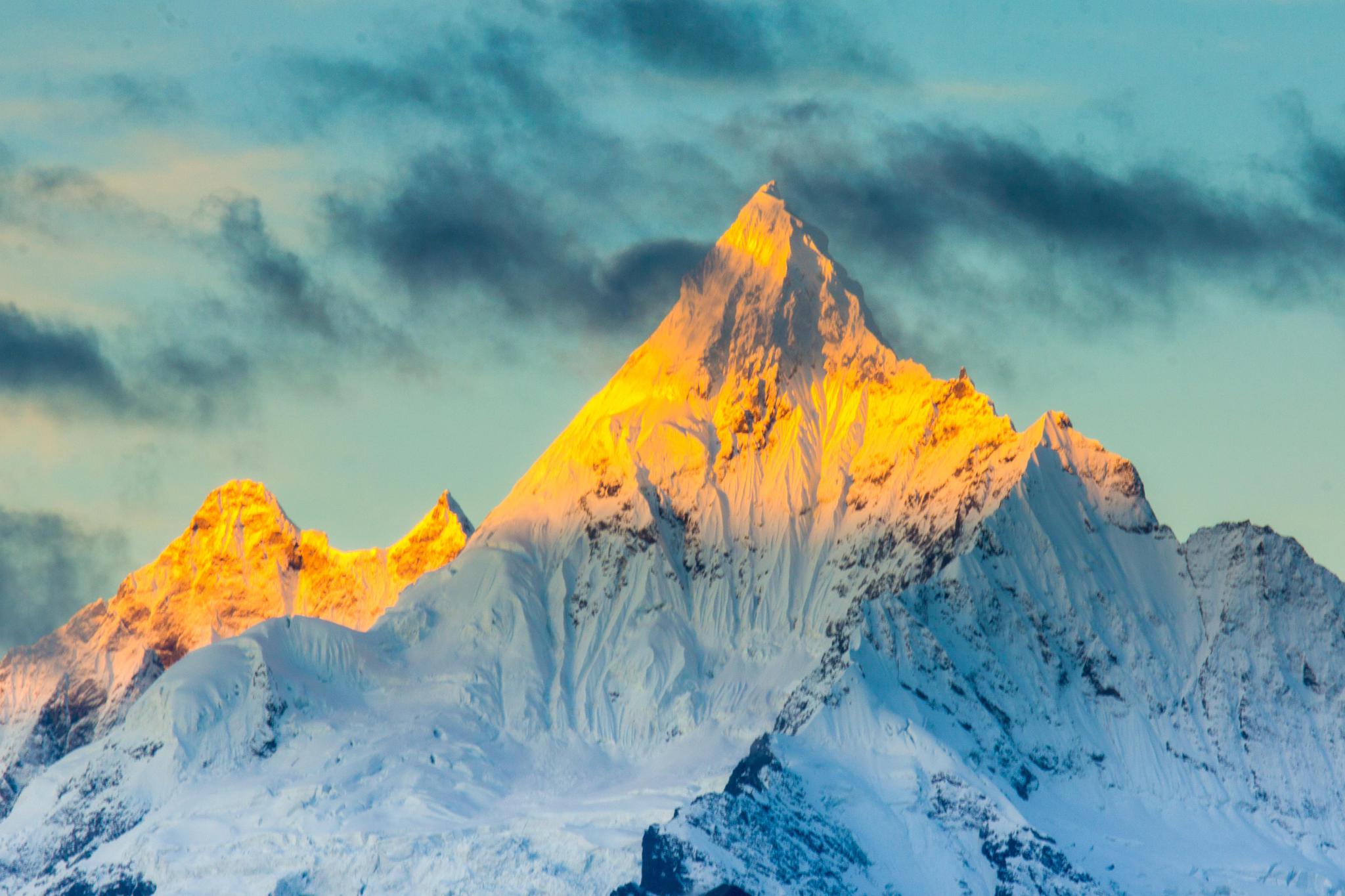 白色的皮革主体代表了喜马拉雅雪山的白皑风景,而金色边框则意味着