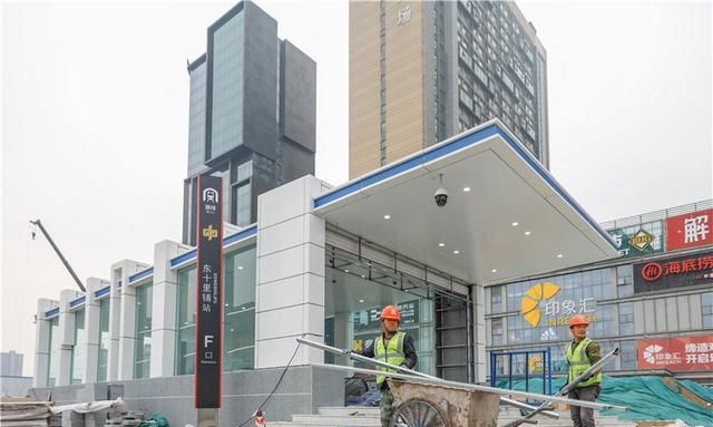 东十里铺站位于中州大道与郑汴路交叉口,是地铁3号线,4号线交会换乘的