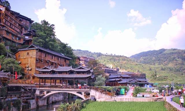 国内最大苗族村寨,10多个山头,1300多户人家,有千年历史