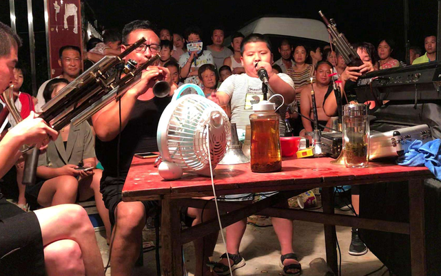 不过这几年里,农村的"唢呐"班子规模越来越庞大,不少人直接将一个乐队