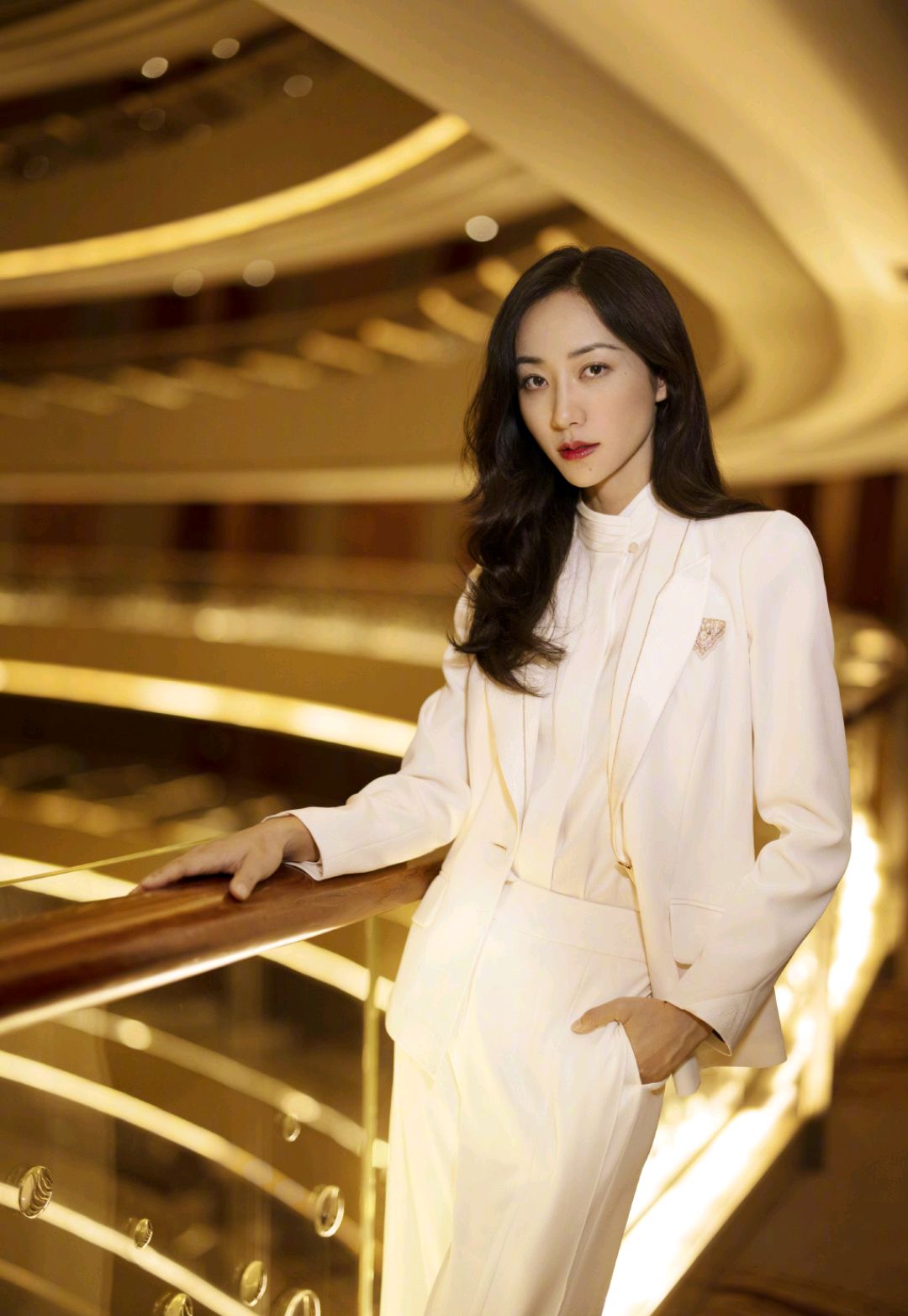 韩雪不愧是气质女神一身白色西服套装知性干练潇洒不羁真洋气