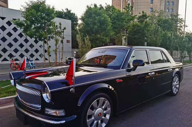 京城遇到落地不久的红旗l5侧面两面红旗90后驾驶员很健壮