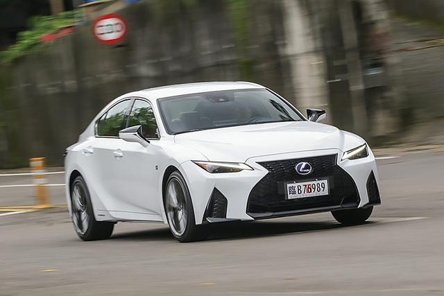 一个放弃3系的理由,抢先试驾雷克萨斯改款is300h
