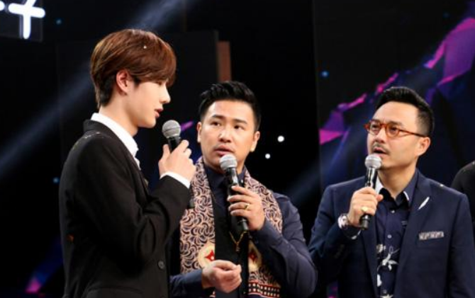 王一博和钱枫出席活动合影,钱枫脸部被虚化,偏爱程度很明显