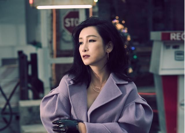 秦海璐利落短发气质炸裂,印花连体裤变身70后穿搭模板