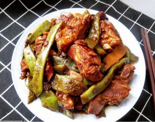 美食精选:排骨炖芸豆,煎酿豆泡,凉拌豆芽,酱猪蹄