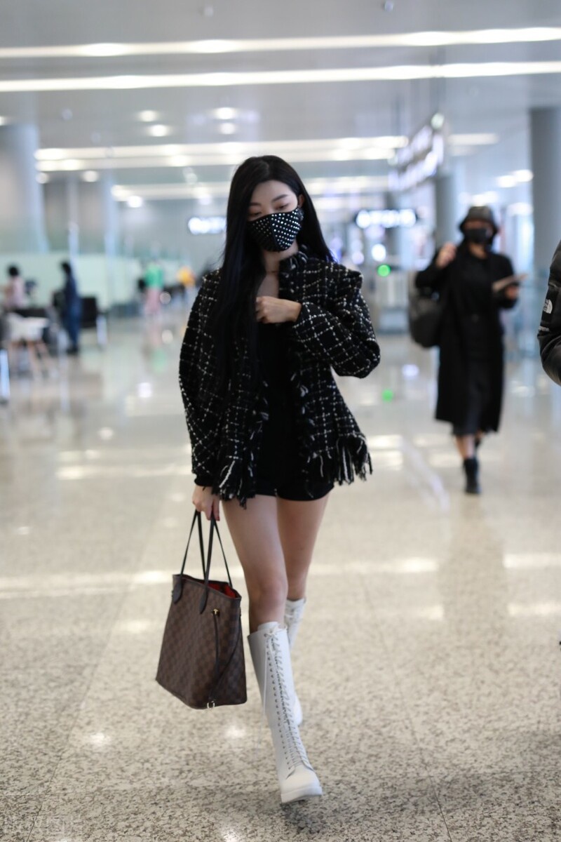 李紫婷穿格子小香衣现身机场,穿短裤皮靴子双腿超美吧