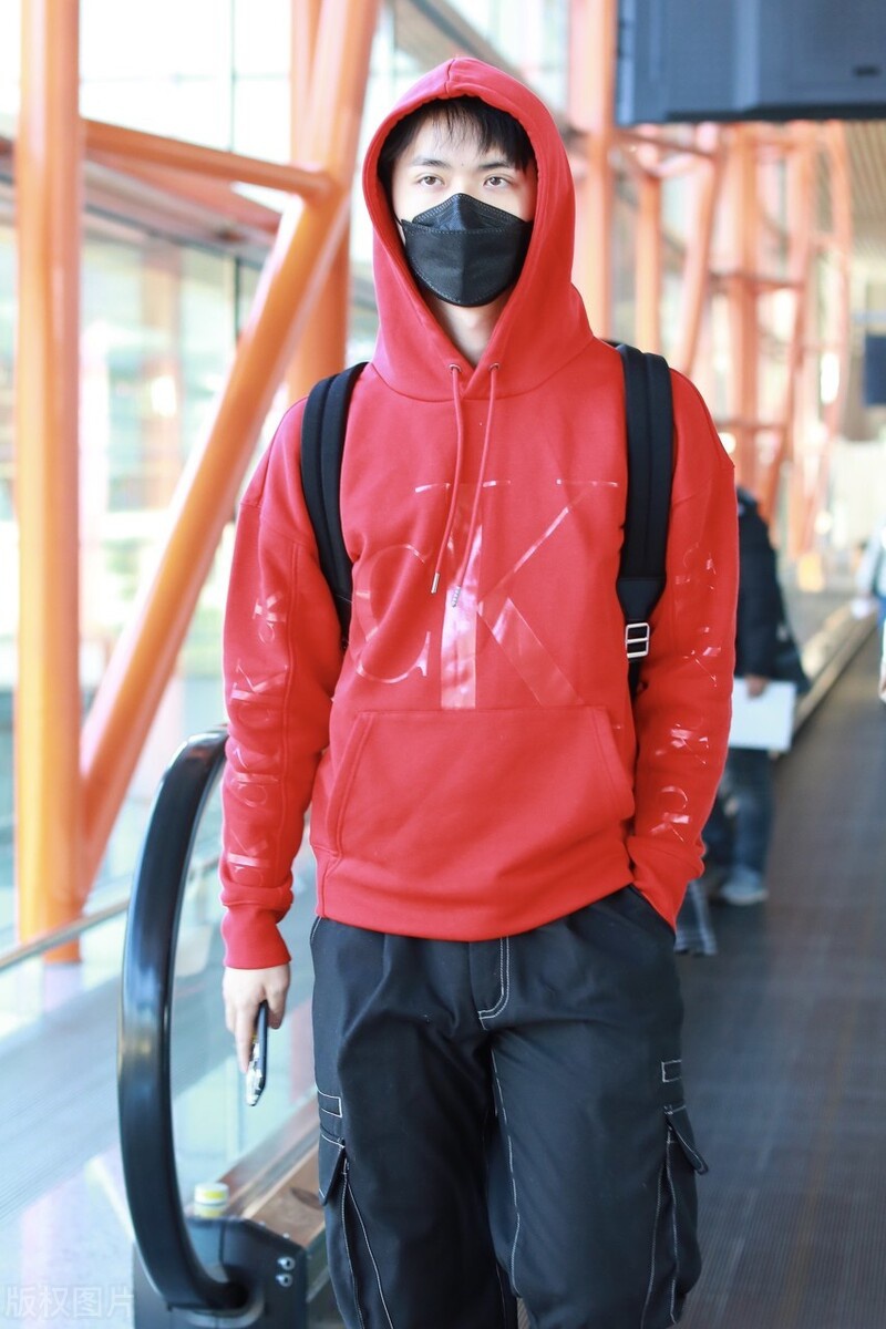 张逸杰穿搭休闲随性现身机场,红色卫衣搭配牛仔裤阳光少年
