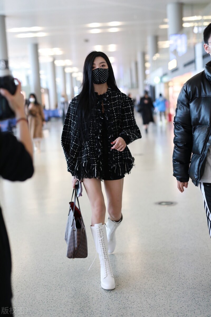 李紫婷穿格子小香衣现身机场,穿短裤皮靴子双腿超美吧