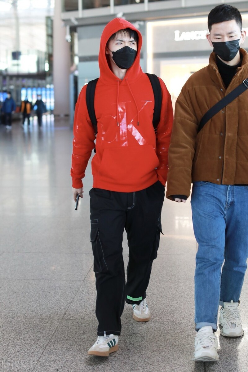张逸杰穿搭休闲随性现身机场,红色卫衣搭配牛仔裤阳光少年