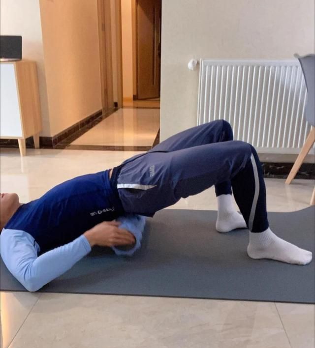 白皙清秀的23岁大男孩,每天在家里健身,男生保持身材同样重要!