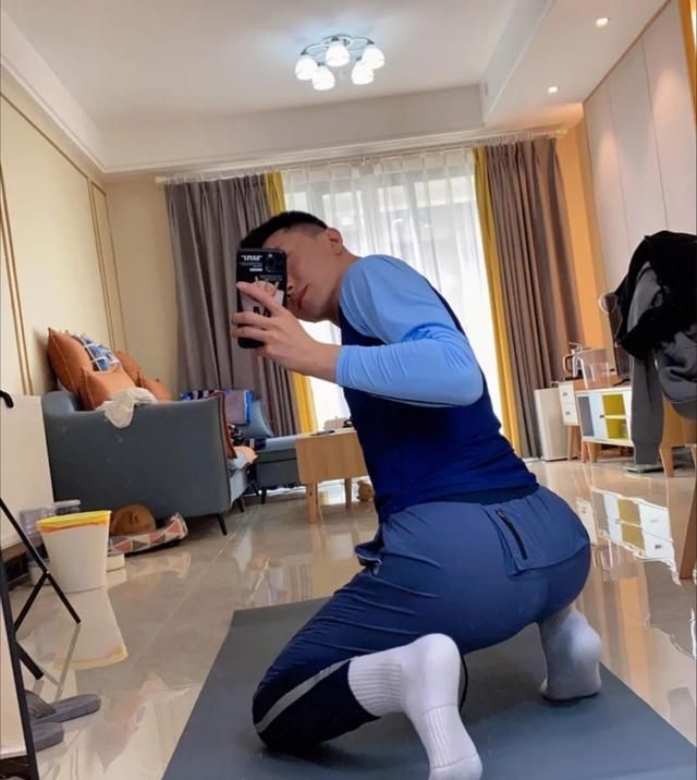 白皙清秀的23岁大男孩,每天在家里健身,男生保持身材同样重要!